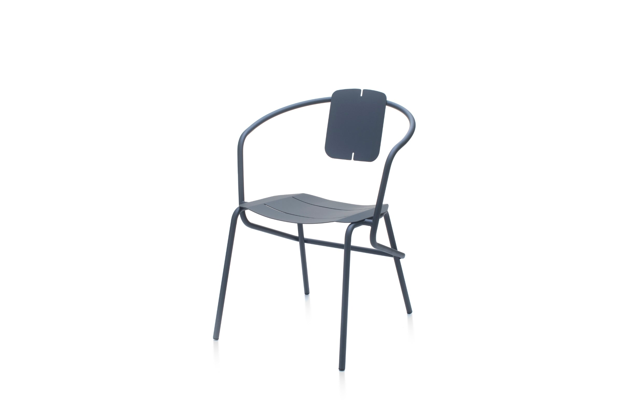 Schräge Ansicht des ATAMAN Designer minimalistischen Gartenstuhls