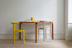 Zwei Designerstühle von Magnus Olesen mit passendem Tisch