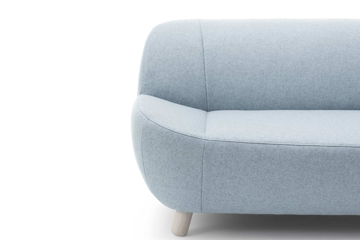 Schickes Sofa mit hochwertigem Stoffbezug