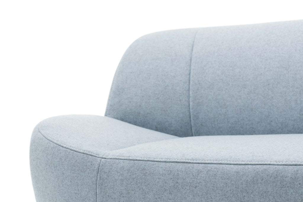 Bequemes Design-Sofa mit stabilen Holzfüßen