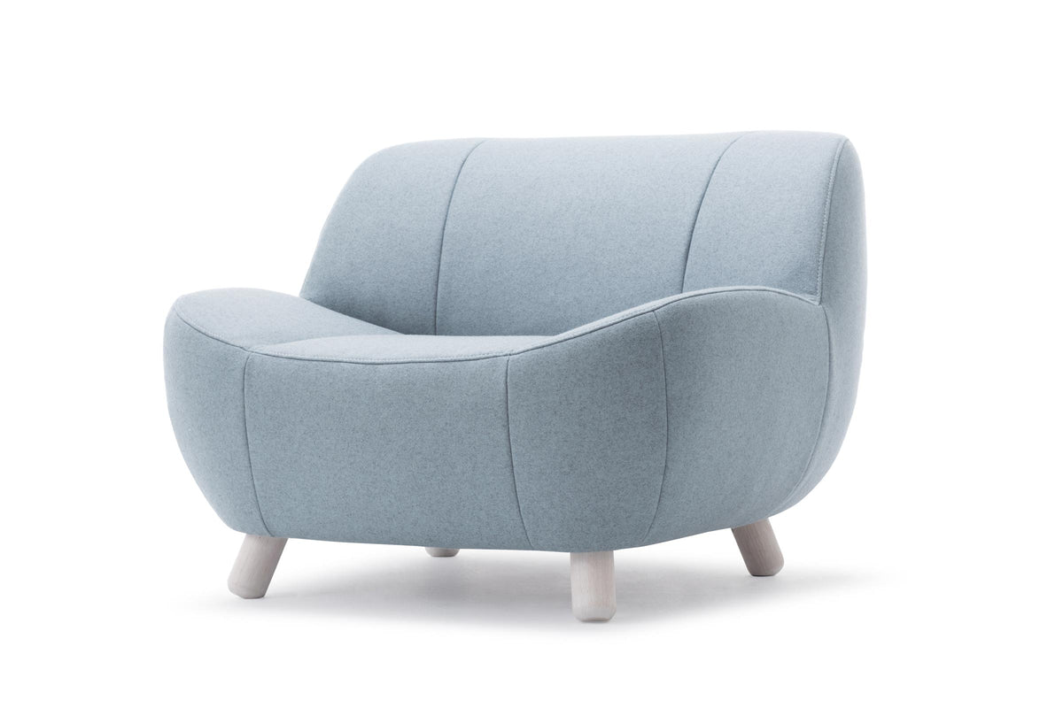 Zeitloses Sessel-Design aus Stoff und Massivholz