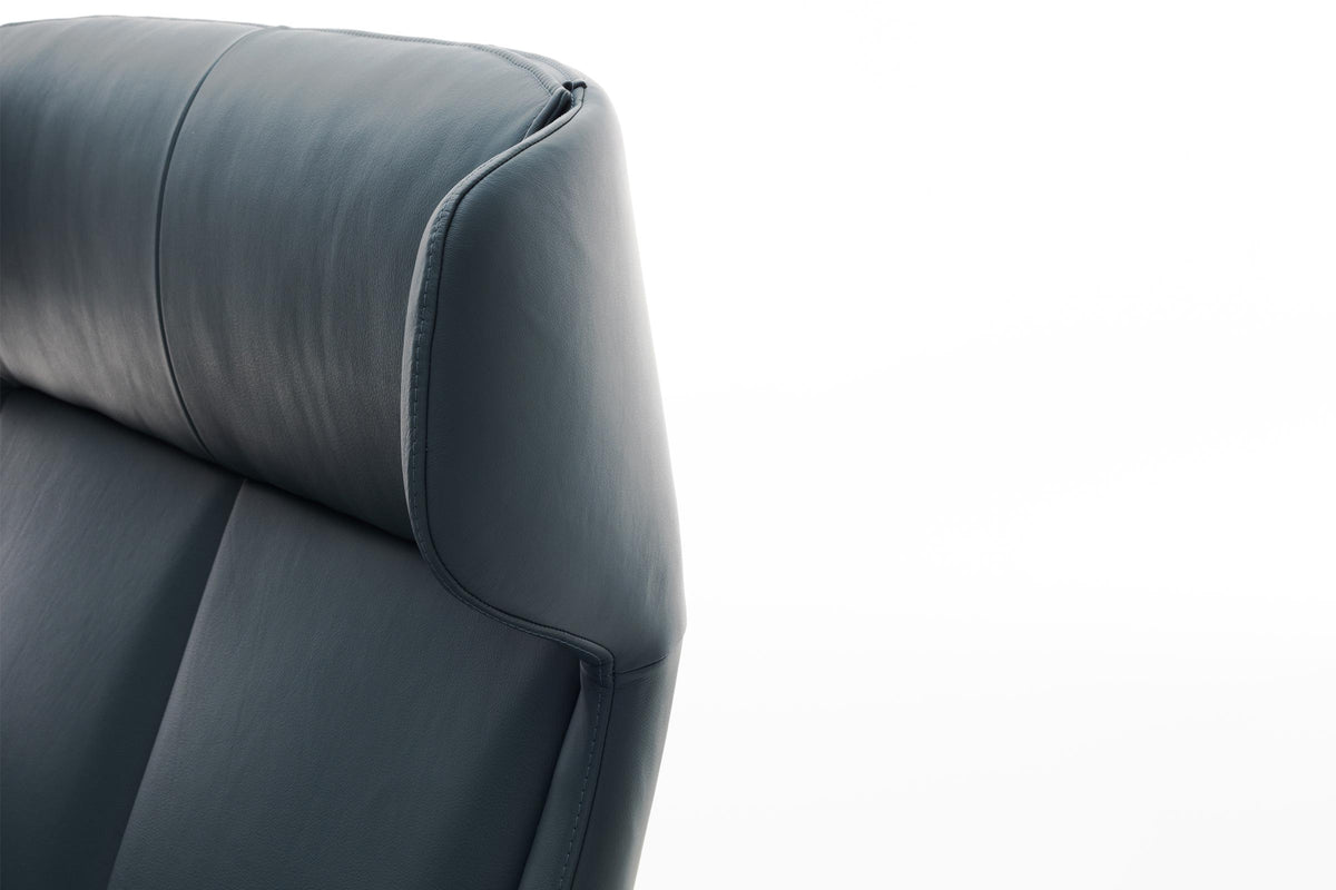 Komfortables AKARI Sofa von EXTRAFORM mit schützender Ohrenform und hoher Lehne