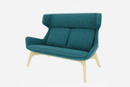 Frontansicht des AKARI Designer Sofas mit geschwungener Silhouette und schlanken Metallfüßen