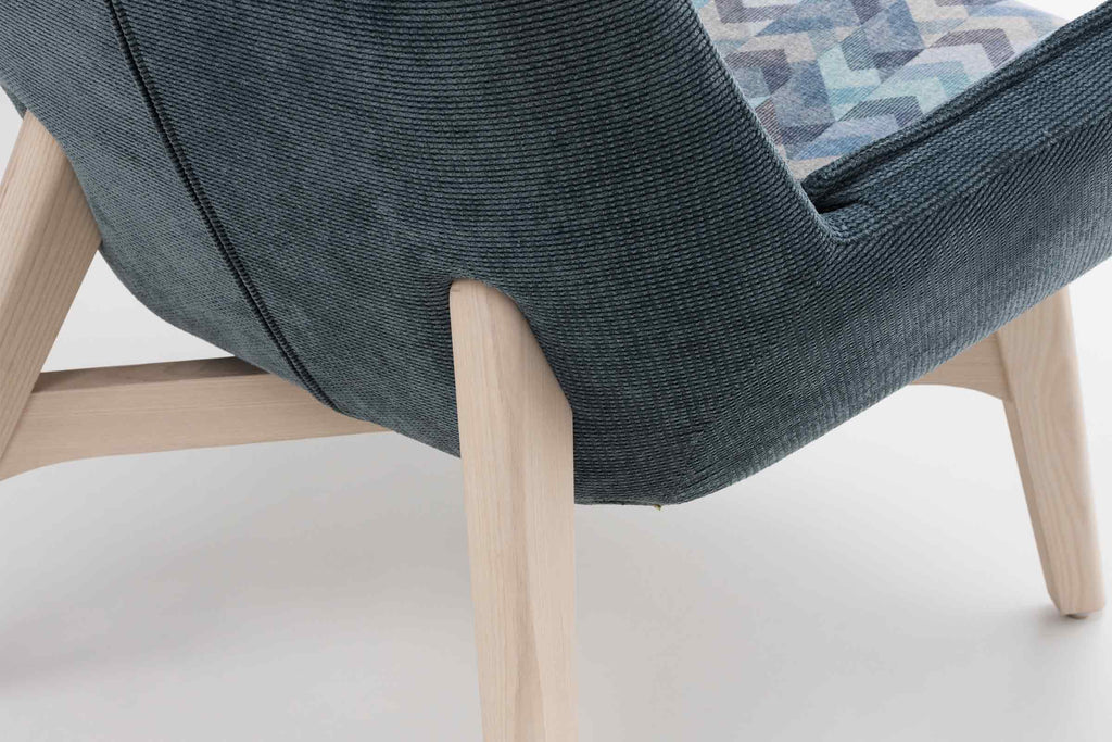 Bequemer Highback-Sessel mit feiner Stoffstruktur