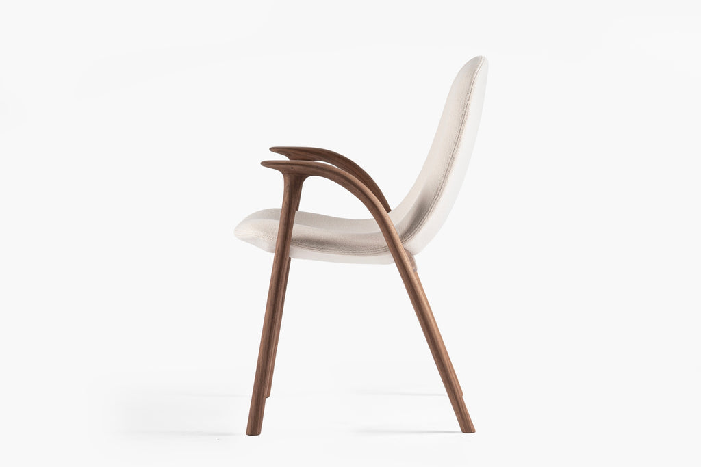 Perspektivische Ansicht des Stuhls, kombiniert Holz und Polster für luxuriösen Komfort