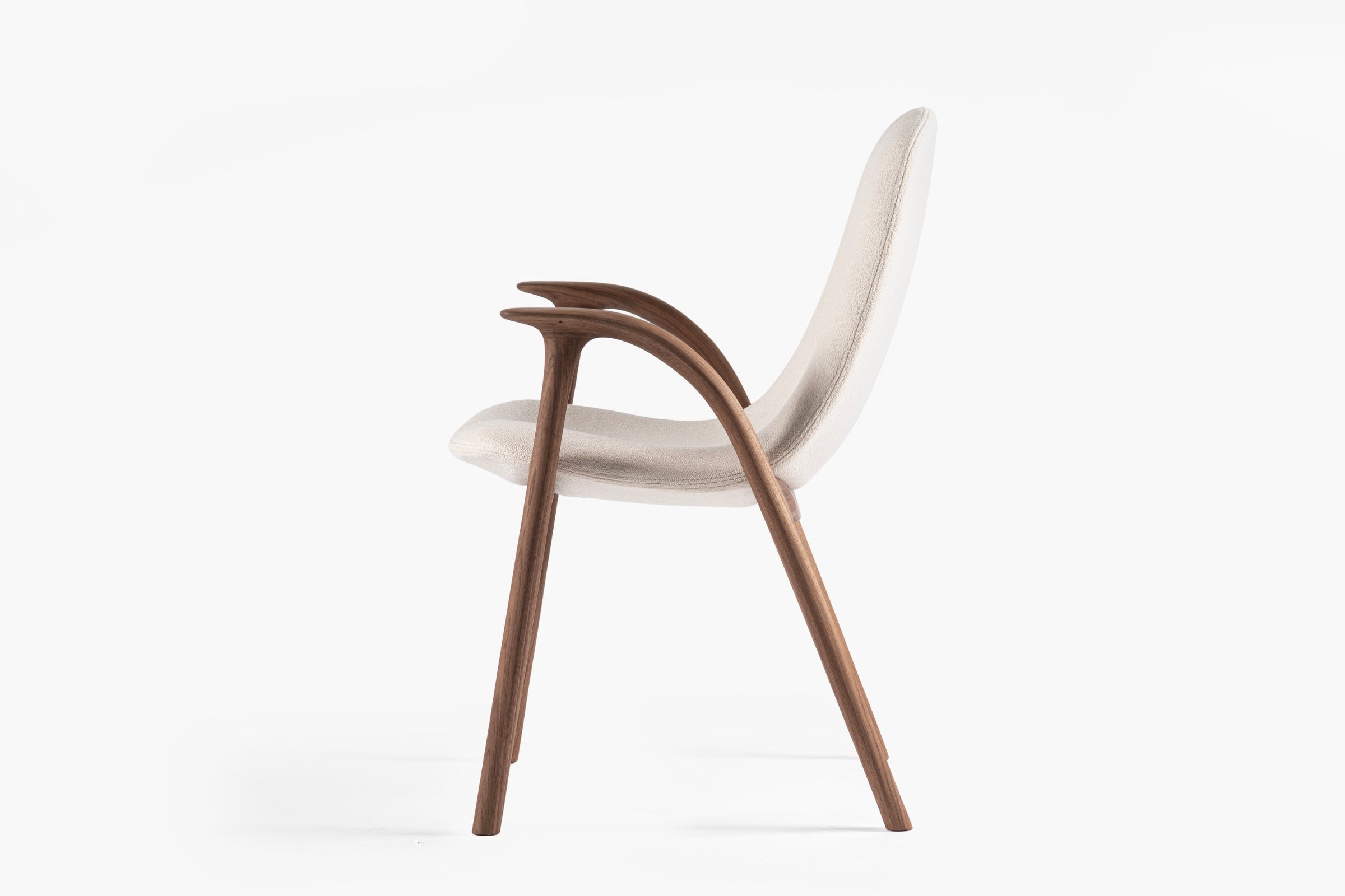 Perspektivische Ansicht des Stuhls, kombiniert Holz und Polster für luxuriösen Komfort