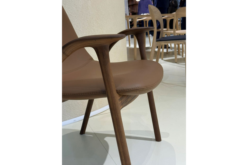 Nahaufnahme des Stuhls mit Lederbezug auf der Mailänder Messe