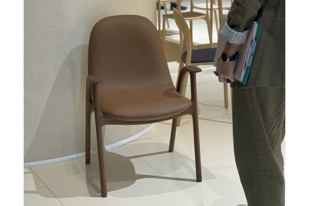 Vorderansicht des Stuhls auf der Mailänder Messe mit Besucher