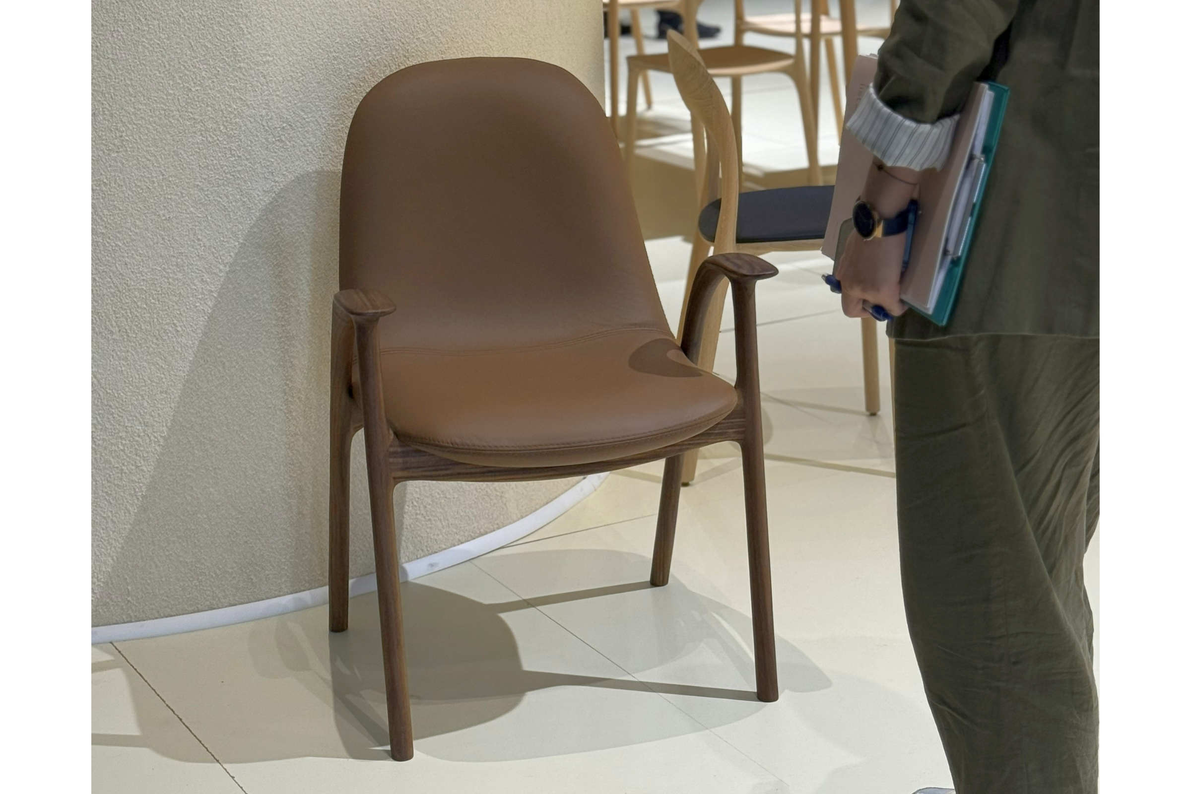 Vorderansicht des Stuhls auf der Mailänder Messe mit Besucher