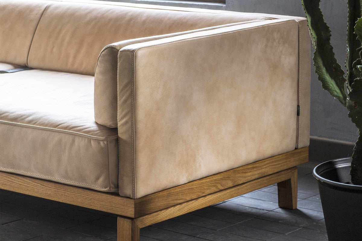 ARCO Designer Relax Sofa von EXTRAFORM mit Holzrahmen und Armlehne in Detailansicht