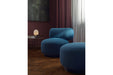Sessel und Pouf in Blau in modernem Wohnzimmer mit Lampe