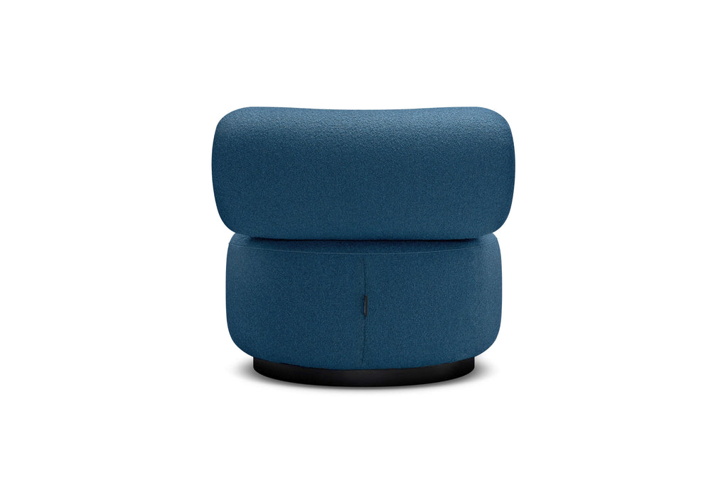 Designersessel in Blau mit runder Rückenlehne vor weißem Hintergrund – Rückansicht
