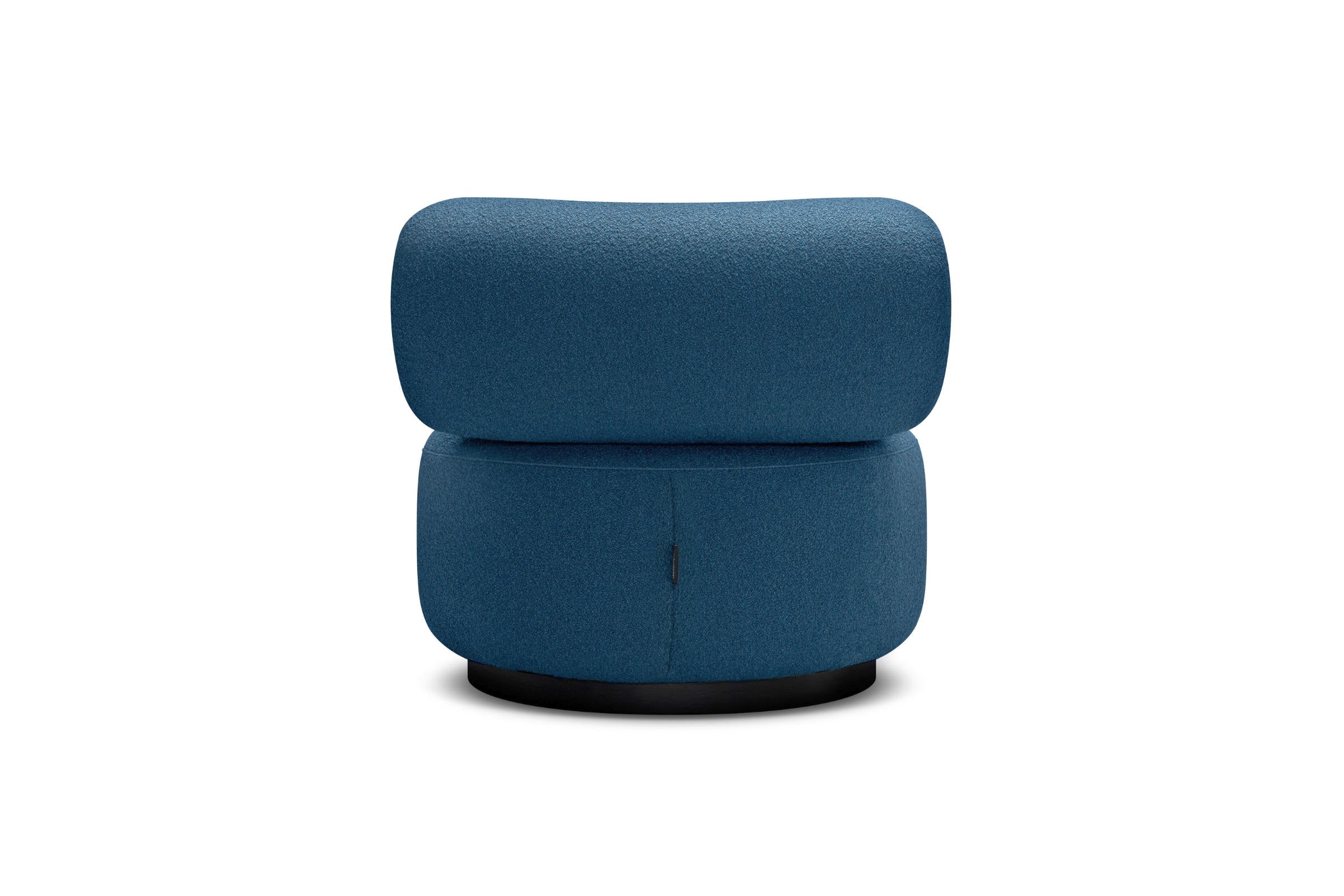 Designersessel in Blau mit runder Rückenlehne vor weißem Hintergrund – Rückansicht