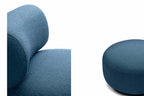 Nahaufnahme von Sessel und Pouf in Blau