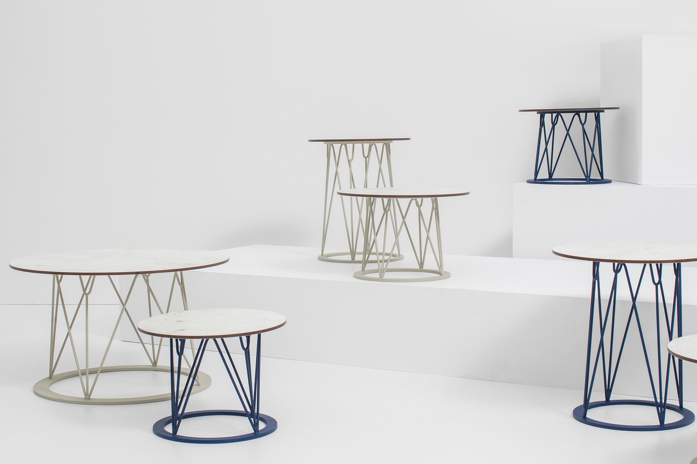 Gartenclubtische von GARDA in verschiedenen Größen und Farben auf weißem Hintergrund