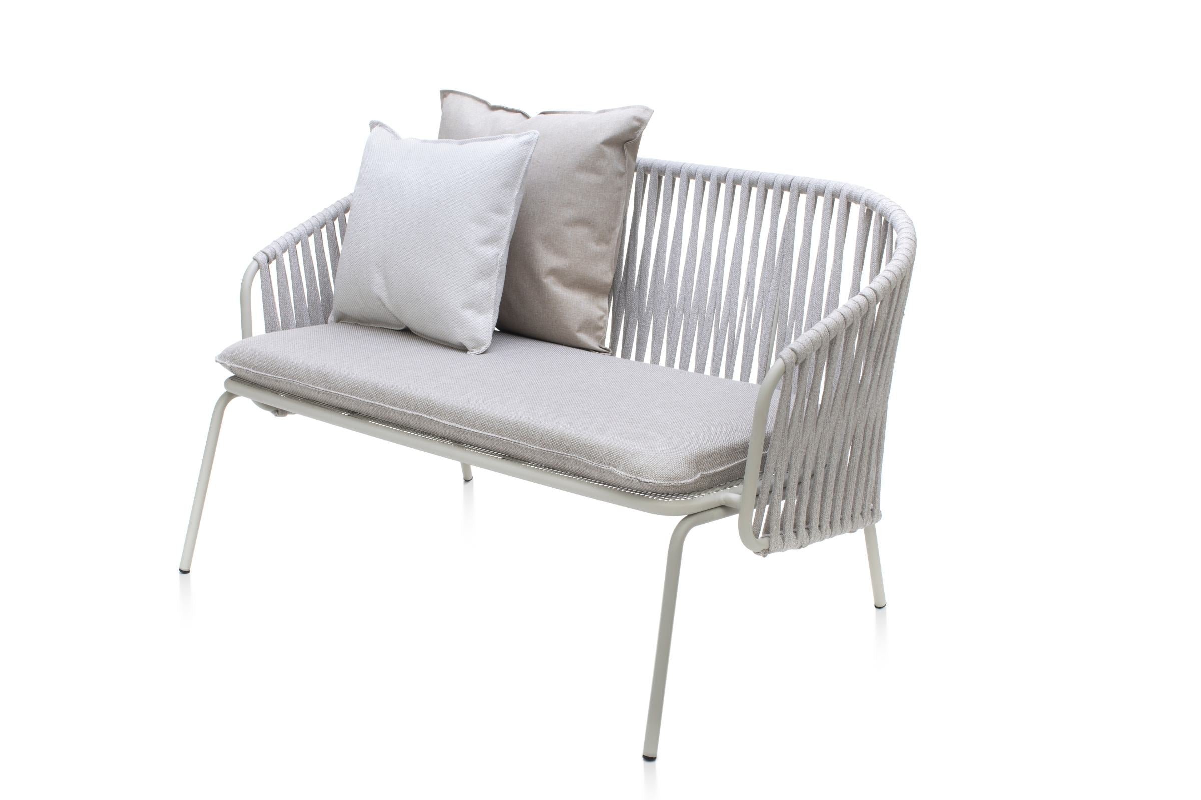 Seitenansicht des Gartensofas in elegantem Creme-Ton