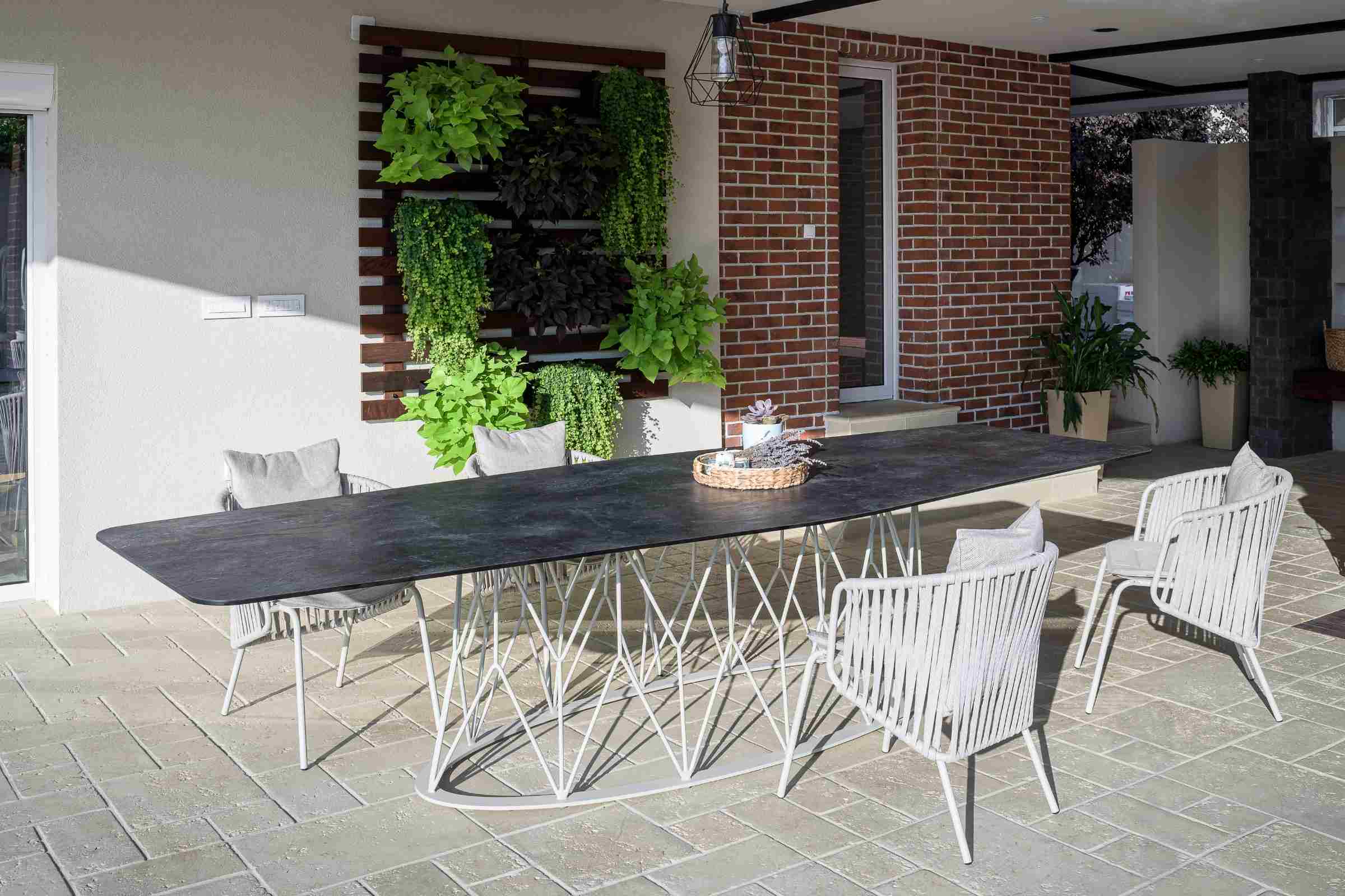 Gartenstuhle in hellem Beige auf einer stilvollen Outdoor-Terrasse