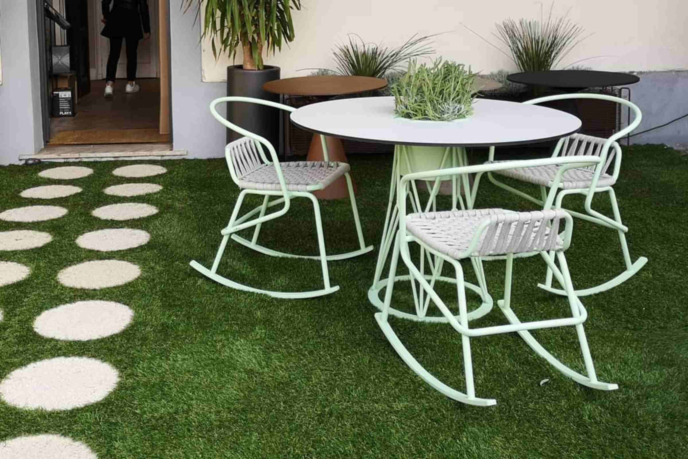 ATAMAN Designer Gartentisch Rund mit Stühlen in Outdoor-Umgebung