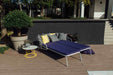 Zwei stilvolle Gartenloungesessel mit bunten Kissen in einer einladenden Outdoor-Lounge