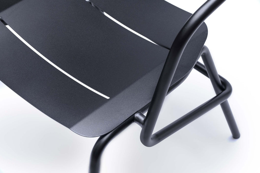 Eine Nahaufnahme der Sitzfläche des Gartenstuhls.