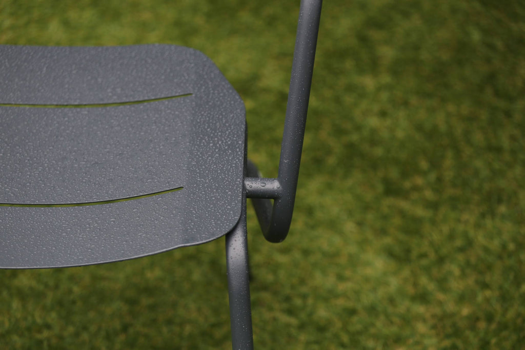 Nahaufnahme des Gartenstuhls mit Wassertropfen