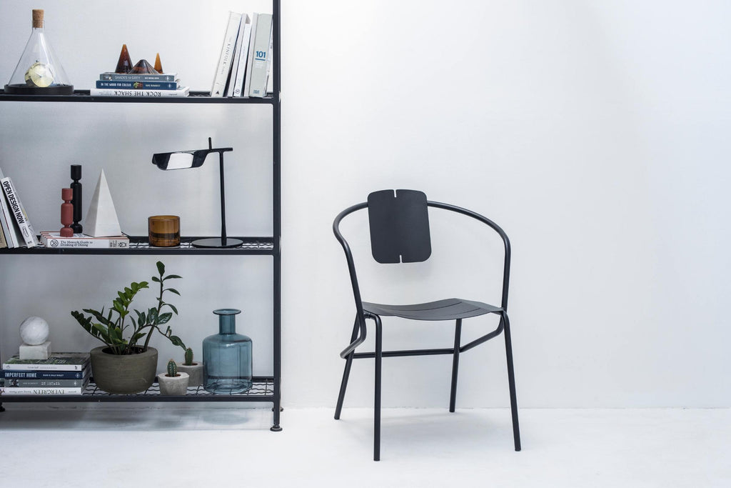 ATAMAN Designer Minimalisticher Gartenstuhl, leicht seitlich fotografiert