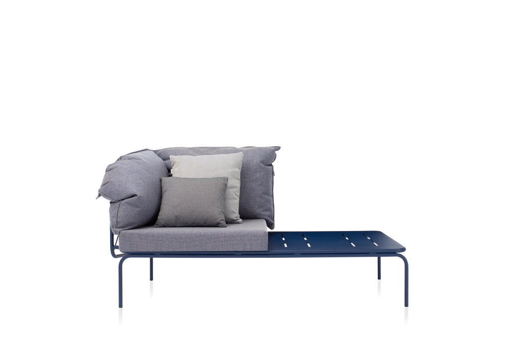 Seitenansicht des Gartensofas mit Couchtisch