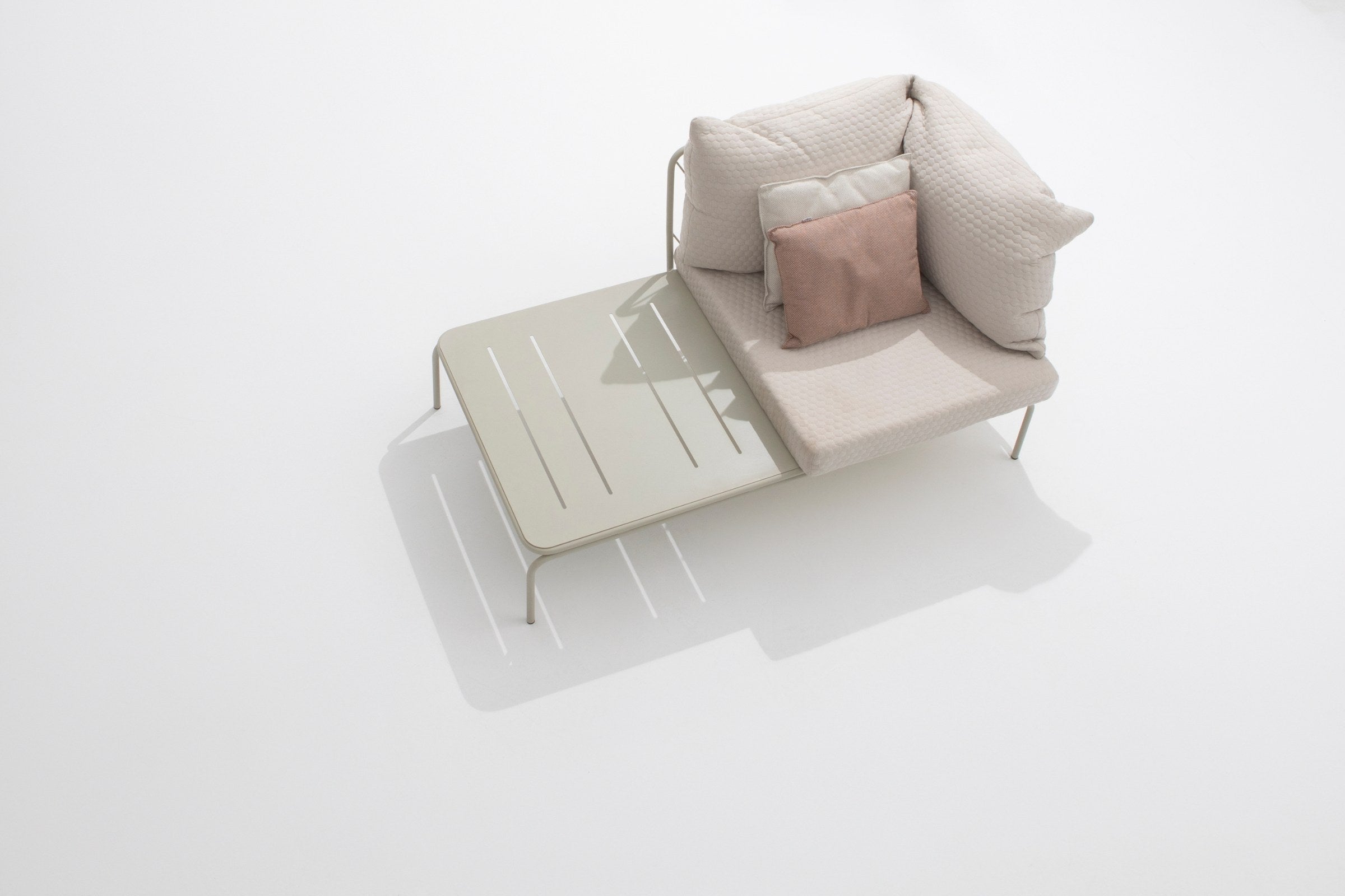 Modulares Gartensofa-Eckelement mit Couchtisch in Beige – Draufsicht mit Kissen und integriertem Beistelltisch.