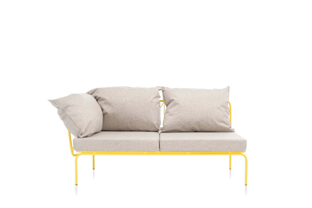 ATAMAN Designer Modulares Gartensofa-Eckelement niedrige Armlehne von GARDA – Frontansicht in Beige mit gelbem Rahmen