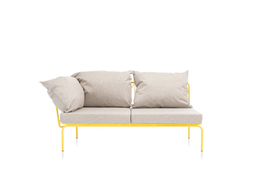 ATAMAN Designer Modulares Gartensofa-Eckelement niedrige Armlehne von GARDA – Frontansicht in Beige mit gelbem Rahmen