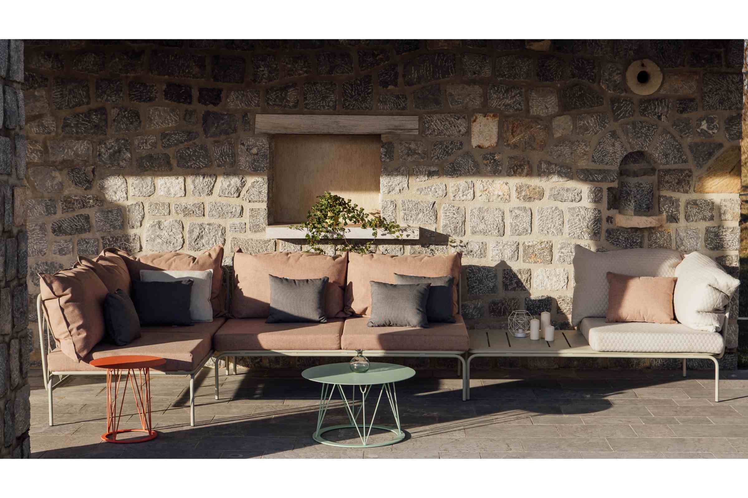 Outdoor-Sitzlandschaft mit Gartensofa von GARDA