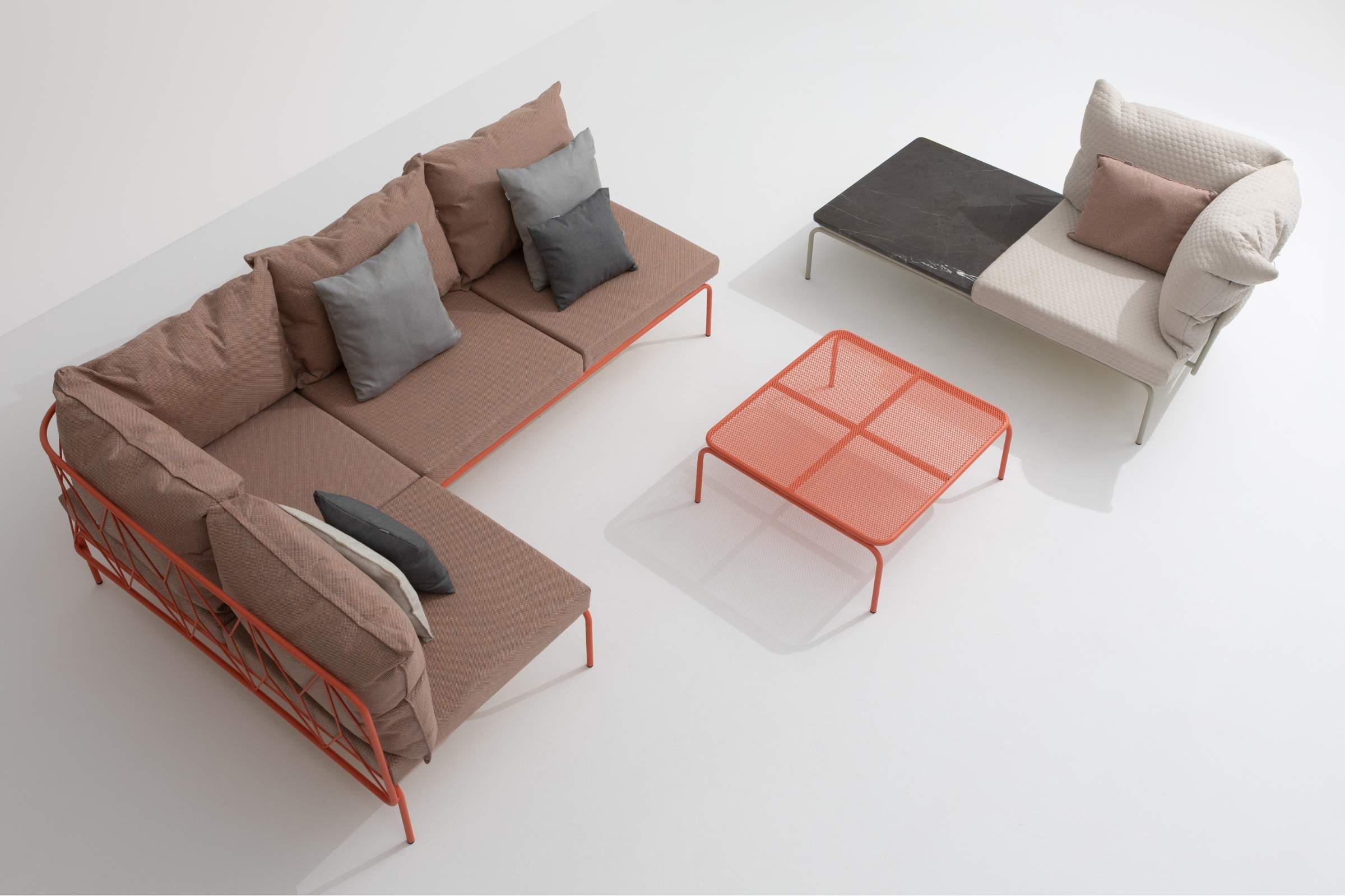 Kombination aus ATAMAN Designer modularer Gartensofa-Pouf und Gartensofa-Elementen