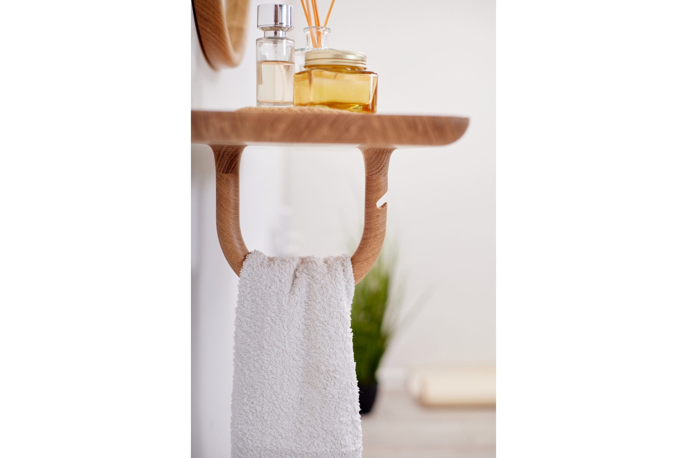 AVID Designer Wandregal mit Duftglas und Handtuch im Bad