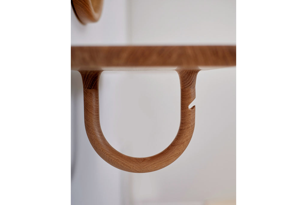 Funktionaler Holz-Haken unter dem Regal