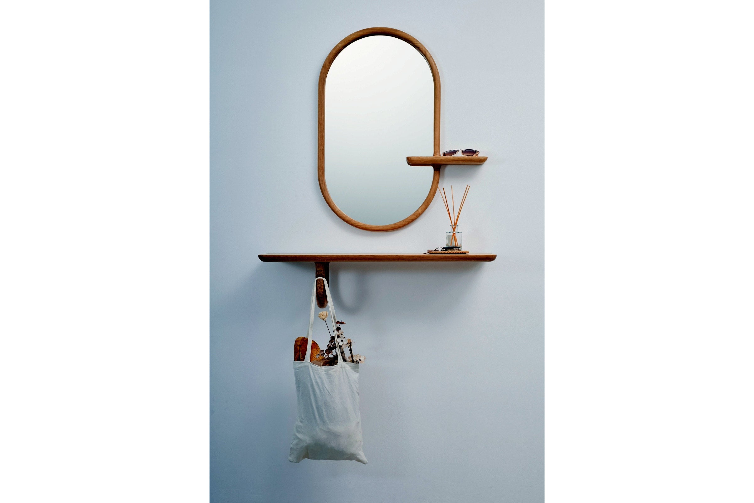 Set aus Spiegel und Wandregal mit Haken – frontal aufgenommen