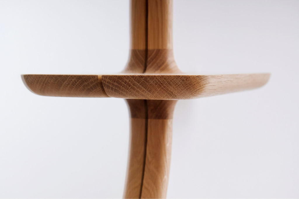 Minimalistische Ansicht der Holzablage des Spiegels