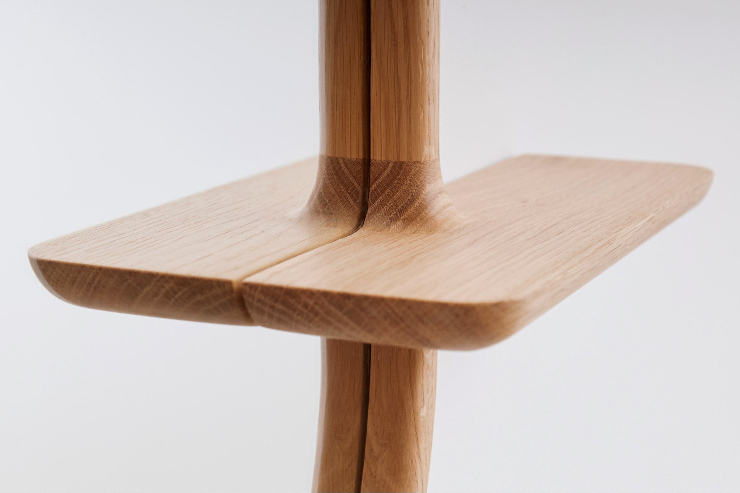 Wandspiegel – Detailaufnahme Holzablage