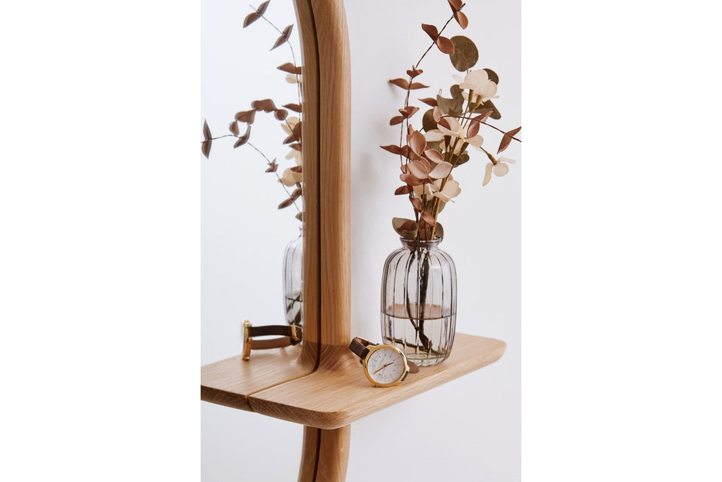 Detail der Spiegelablage mit Dekoration