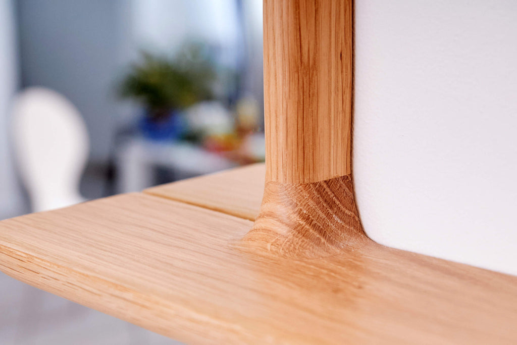 Spiegelrahmen aus Massivholz in Nahaufnahme