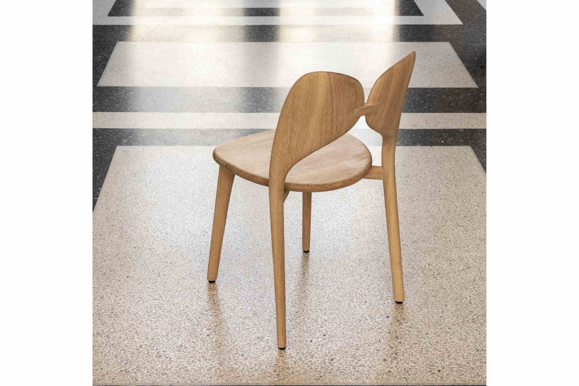 LEPIDA Stuhl auf einem modernen Bodenbelag