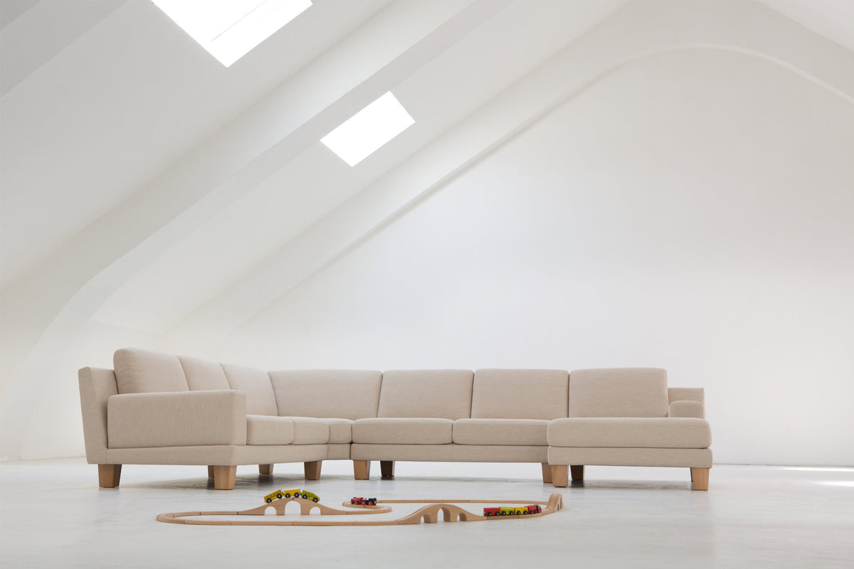 Als helle modulare Wohnlandschaft mit Holzfüßen