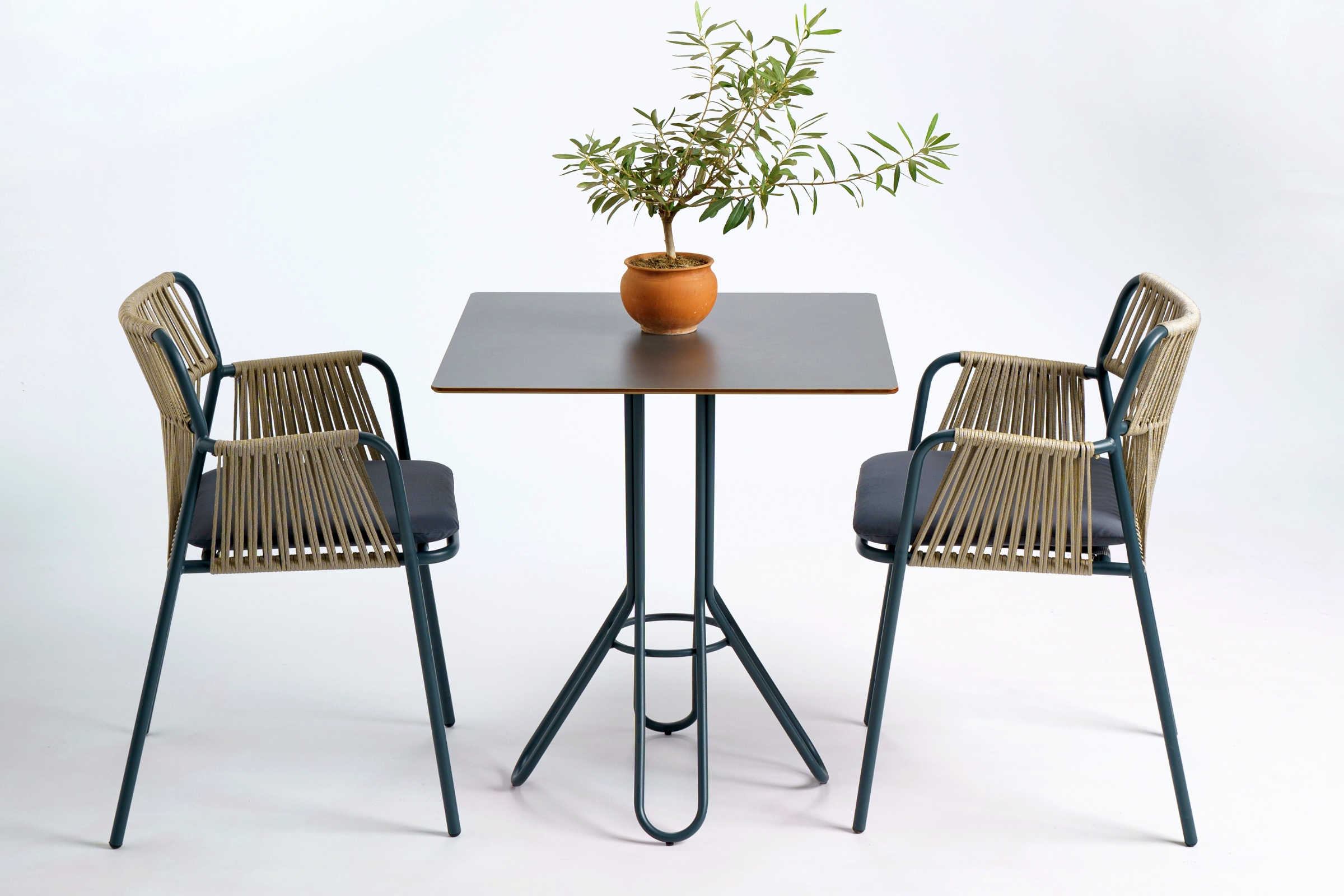 BERG Gartentisch mit Gartenstühlen – stilvolle Outdoor Gastronomie Einrichtung