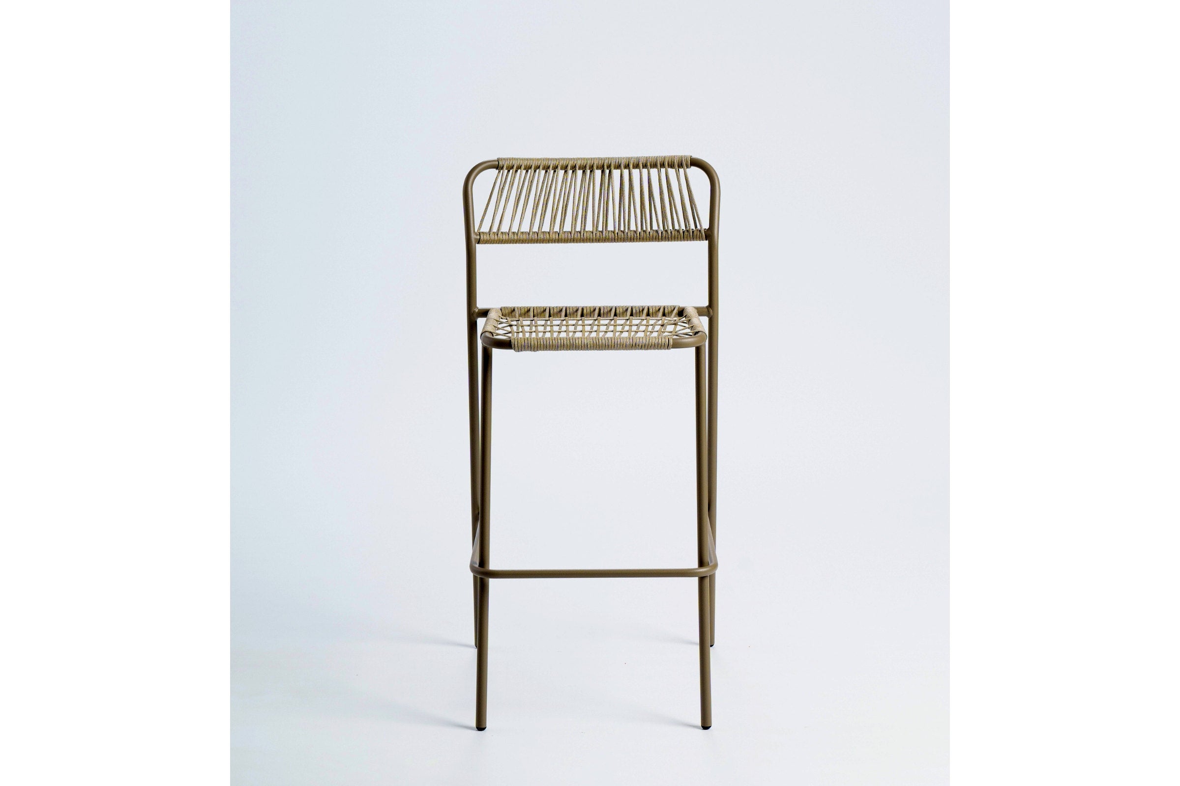 Frontansicht des BIANCA Gartenbarstuhls von C by GARDA mit filigranem Design