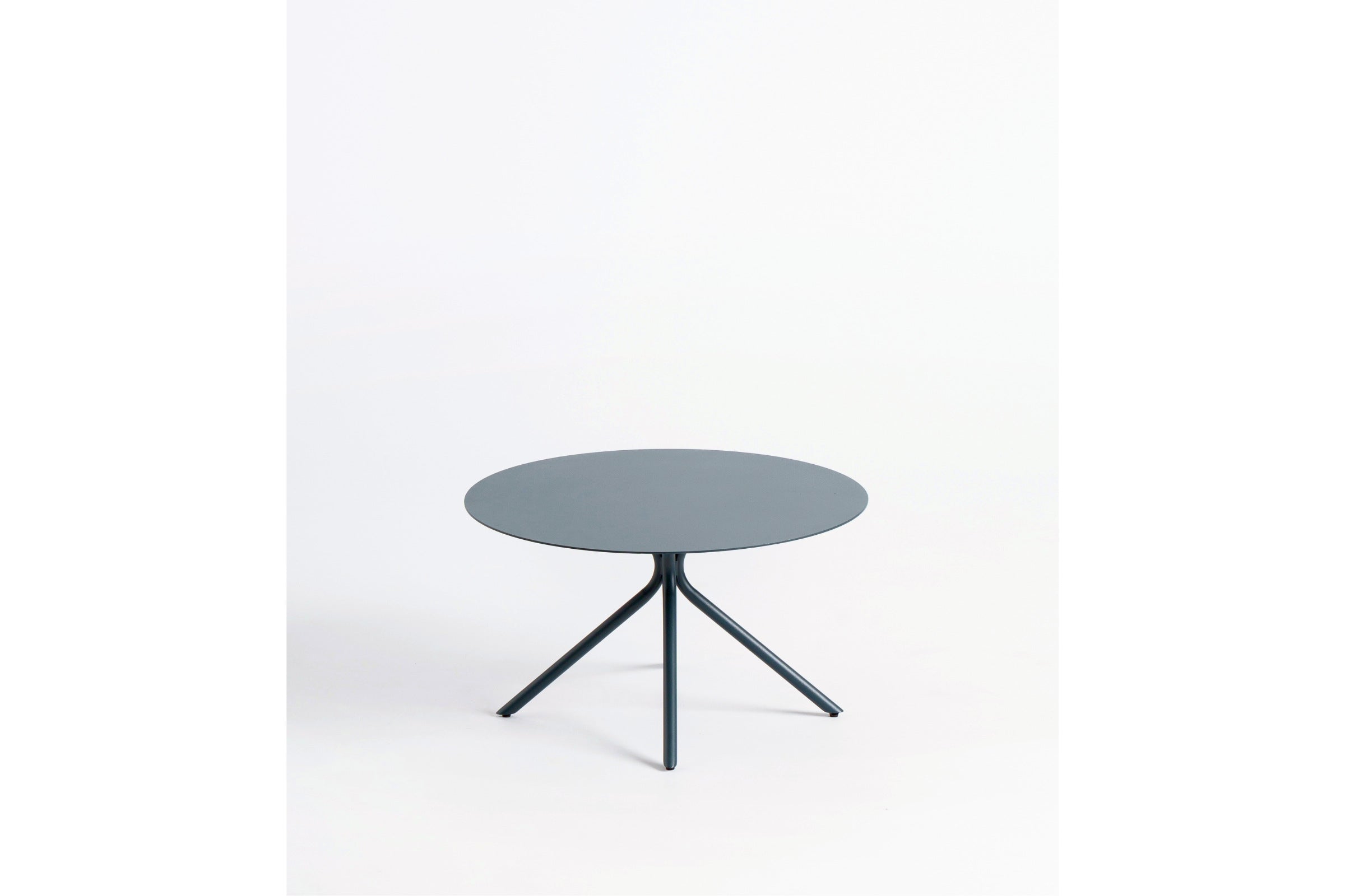 BIANCA Gartenclubtisch von C by GARDA in modernem Design mit rundem Tischblatt und dreibeinigem Gestell