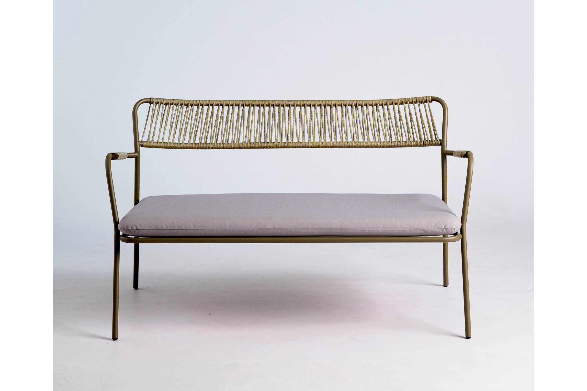 Frontansicht des BIANCA Outdoor Sofas mit gepolsterter Sitzfläche