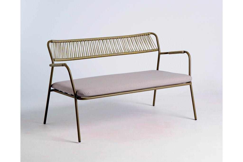 Seitenansicht des Gartensofas mit elegantem Design