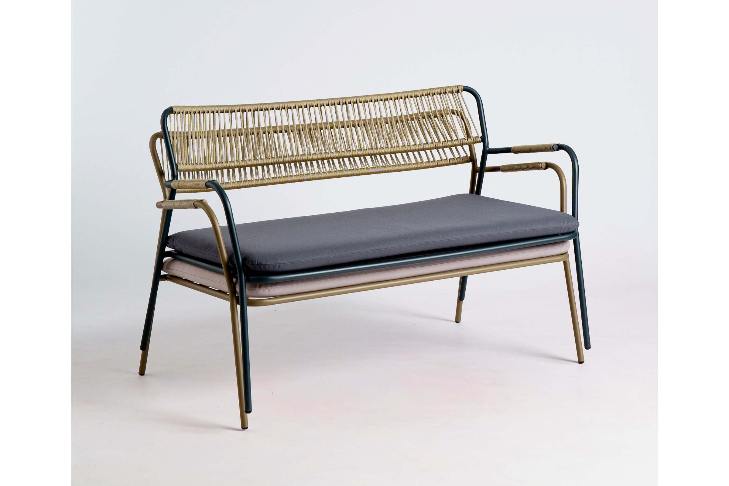 BIANCA Gartensofa von C by GARDA mit geflochtener Rückenlehne und Metallgestell, stapelbar