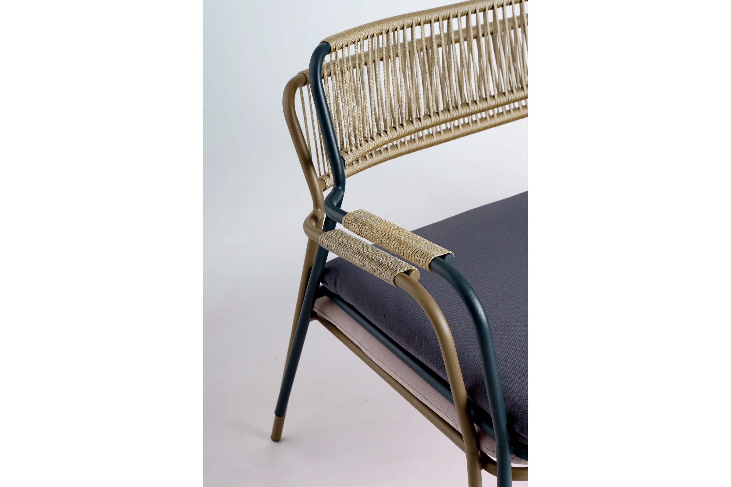 Detailaufnahme der Armlehne mit Outdoor-Geflecht beim Gartensofa