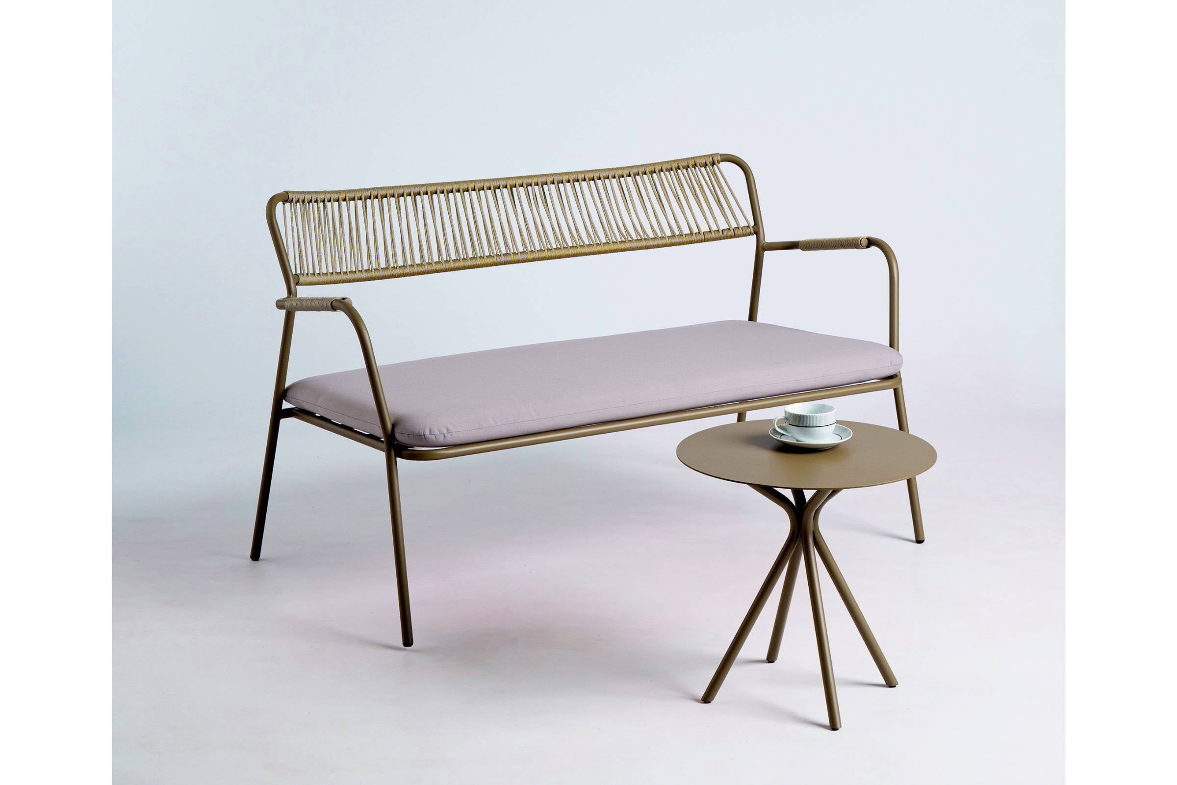 BIANCA Gartensofa in stilvoller Outdoor-Umgebung mit Beistelltisch