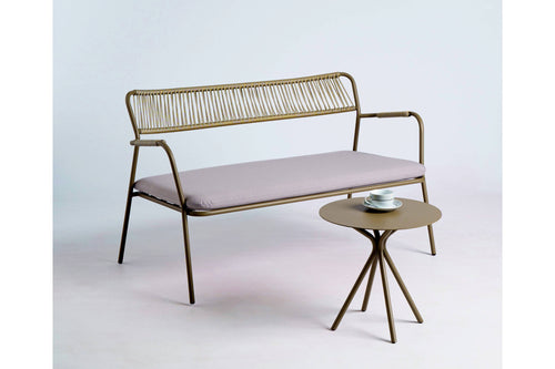 BIANCA Gartensofa in stilvoller Outdoor-Umgebung mit Beistelltisch